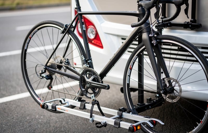 Le transport du vélo de route : soute, porte-vélos ou démontage